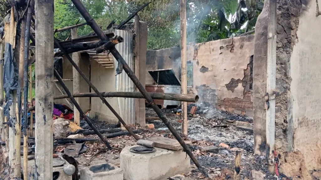 সম্পত্তির দাবিতে দাদা দাদির ঘরে আগুন সম্পত্তির দাবিতে দাদা-দাদির ঘরে আগুন