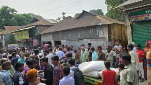 সার বিতরণ নিয়ে উত্তেজনা, রাজিবপুরে ডিলারের গুদাম ঘিরে বিক্ষোভ