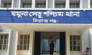 সিরাজগঞ্জে বিকল ট্রাকে বাসের ধাক্কা, নিহত ২