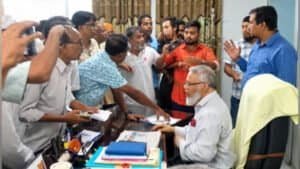 মব করে রাজশাহী মেডিকেল বিশ্ববিদ্যালয়ের ভিসিকে পদত্যাগ করতে বাধ্য
