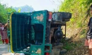 সাজেক থেকে ফেরার পথে জিপ উল্টে আহত সাত পর্যটক